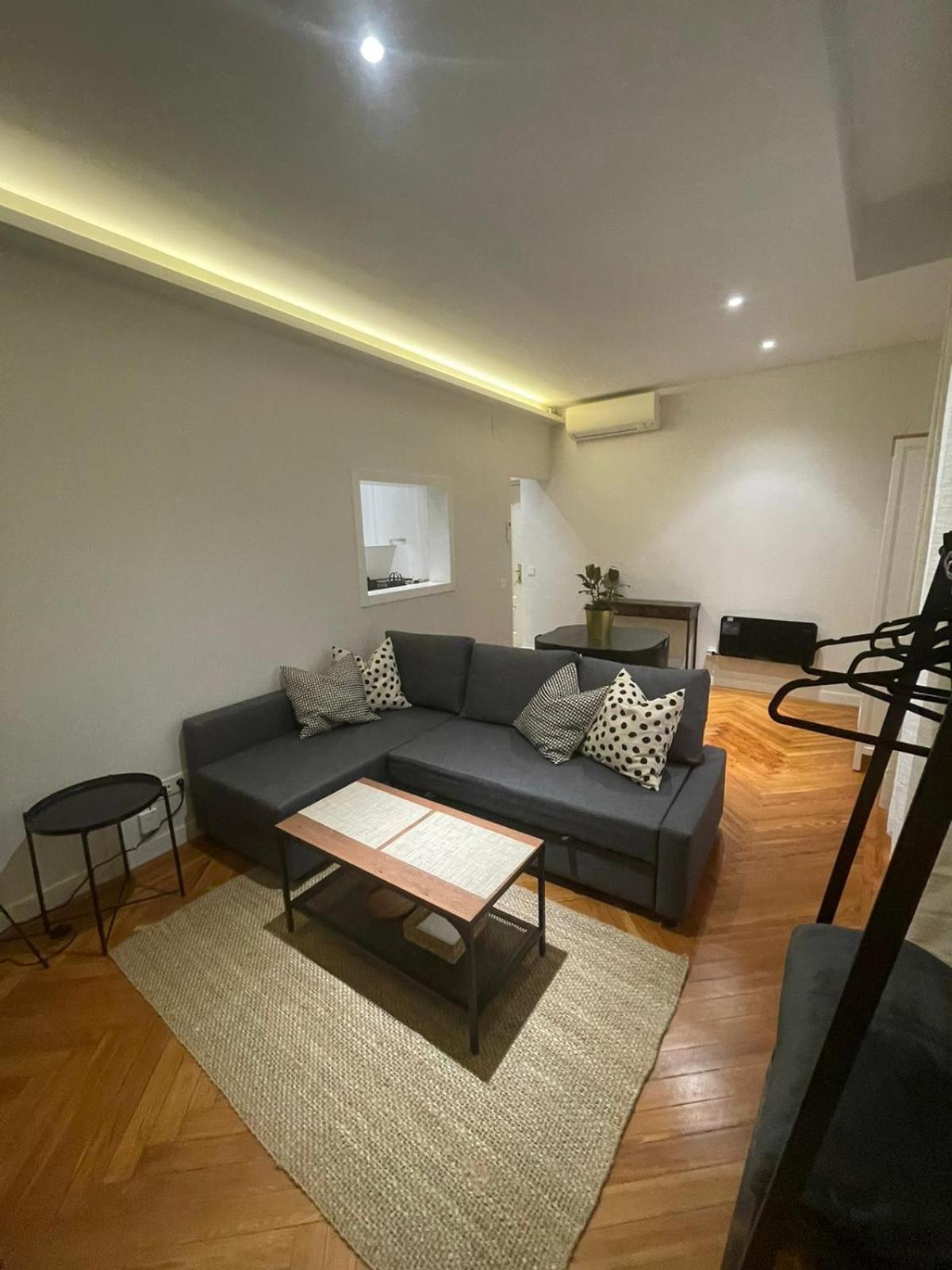 Apartment In Monumental Square Madrid Center Екстер'єр фото