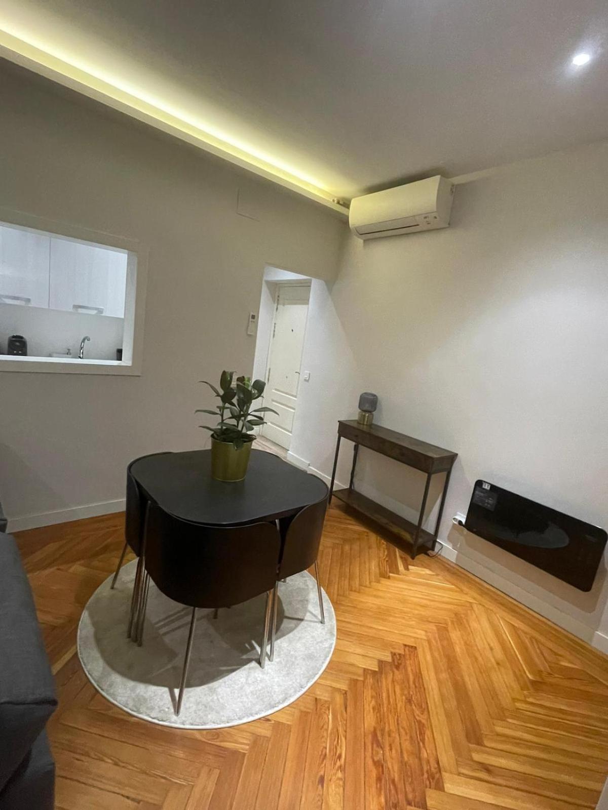 Apartment In Monumental Square Madrid Center Екстер'єр фото
